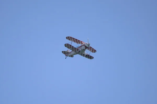 Un biplan d'acrobatie aérienne spécial Pitts se produit au Salon international de l'aéronautique de Rome — Photo