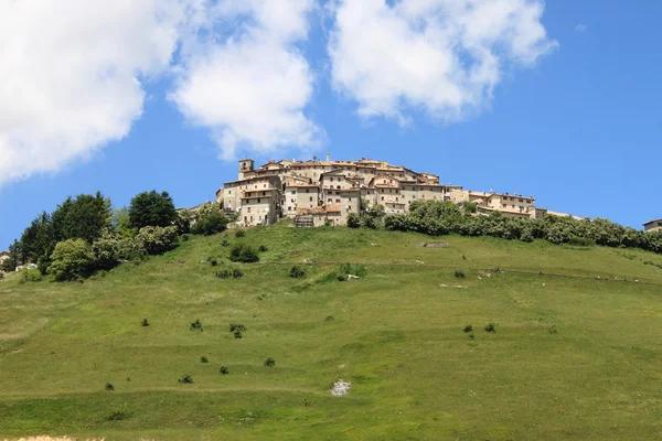 Castelluccio di Norcia pendant la saison de floraison — Photo