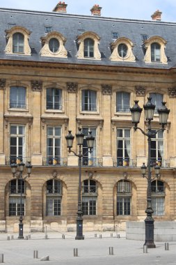 Paris'te Sokak lambaları ile bina Rönesans