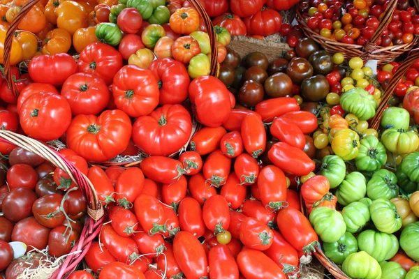 Obst und Gemüse zum Verkauf — Stockfoto