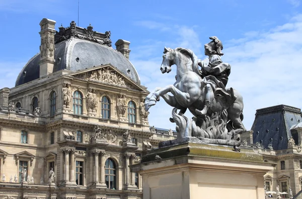 Museo del Louvre y la estatua ecuestre de Luis XIV — Foto de Stock