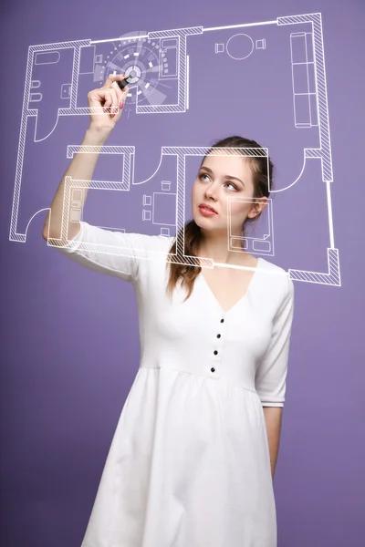 Arquitecta que trabaja con un plan de apartamentos virtual — Foto de Stock