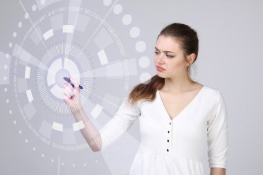 Geleceğin teknolojisi. Fütüristik arabirimiyle çalışan kadın