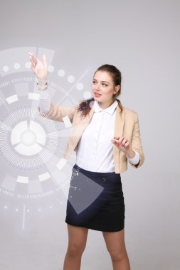 Geleceğin teknolojisi. Fütüristik arabirimiyle çalışan kadın