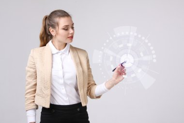 Geleceğin teknolojisi. Fütüristik arabirimiyle çalışan kadın