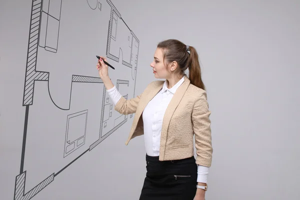 Жіночий архітектор, що працює з віртуальним планом квартири — стокове фото