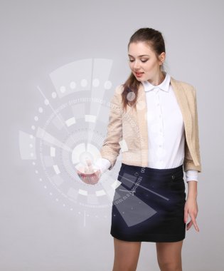 Geleceğin teknolojisi. Fütüristik arabirimiyle çalışan kadın