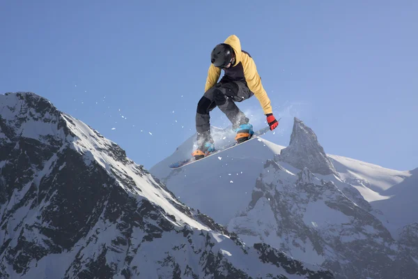 Ιπτάμενος snowboarder στα βουνά. Ακραίο άθλημα. — Φωτογραφία Αρχείου