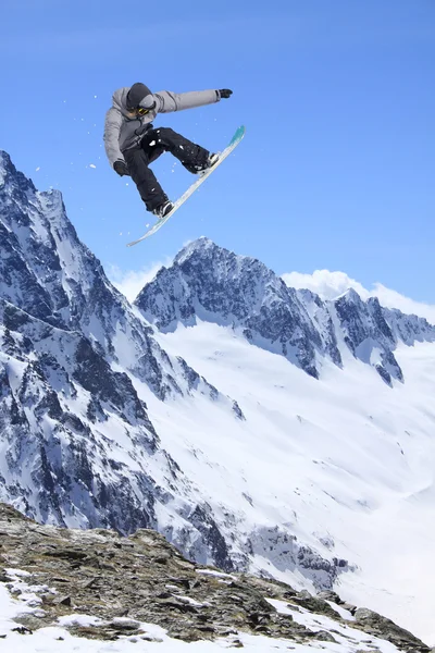 Летающий сноубордист в горах. Экстремальный спорт. — стоковое фото