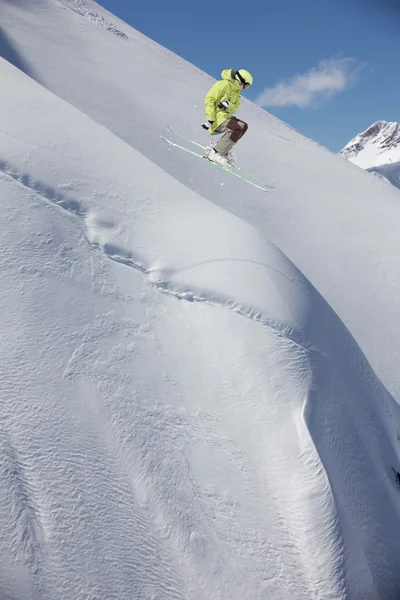 山の上で空飛ぶスキーヤー。極端なスポーツ. — ストック写真