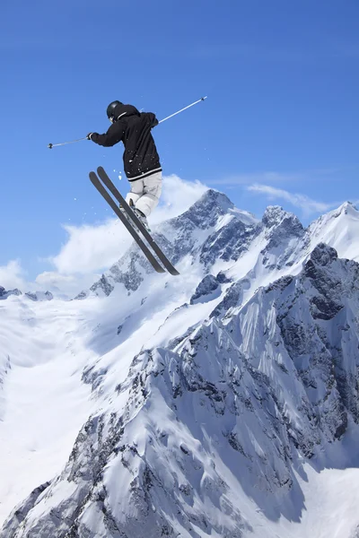 Fliegender Skifahrer auf den Bergen. Extremsport. — Stockfoto