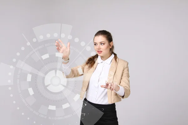 Tecnología del futuro. Mujer trabajando con interfaz futurista — Foto de Stock