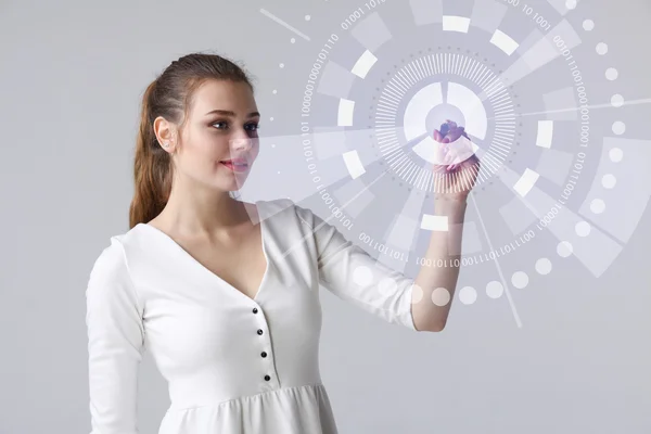 Technologie der Zukunft. Frau arbeitet mit futuristischem Interface — Stockfoto