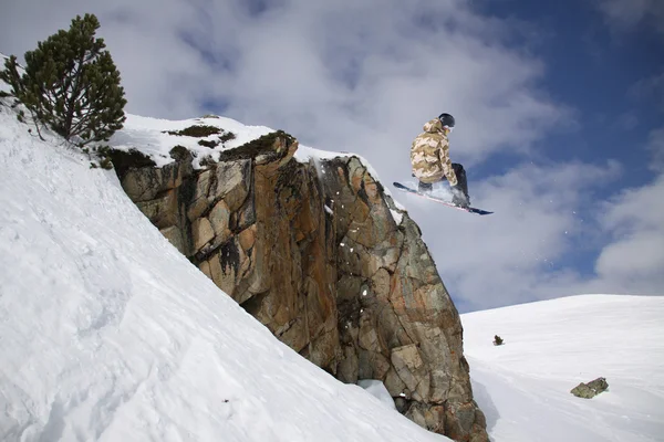 Volando snowboarder en las montañas. Deporte extremo. —  Fotos de Stock