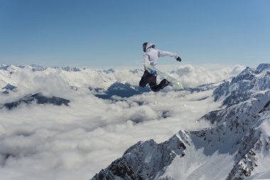 Dağlarda uçan snowboardcu. Sıra dışı spor.