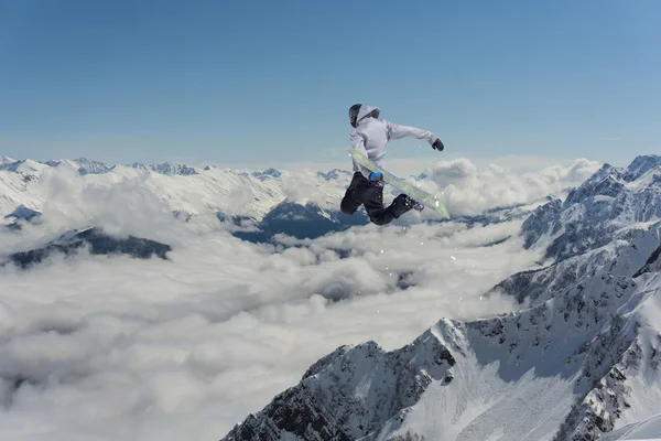 Létající snowboardista na horách. Extrémní sport. — Stock fotografie