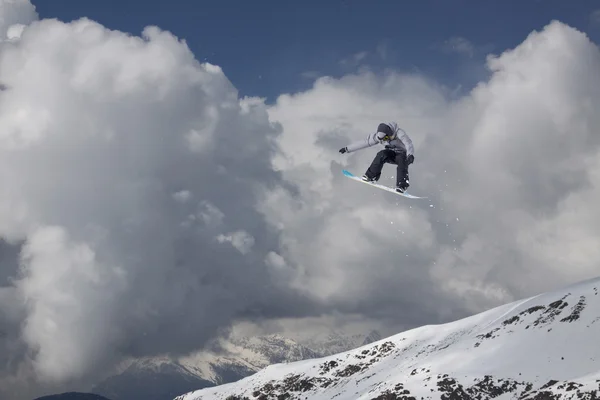 Flygande snowboardåkare på fjället. Extrem sport. — Stockfoto