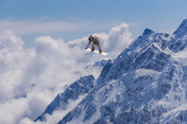 Létající snowboardista na horách. Extrémní sport. — Stock fotografie