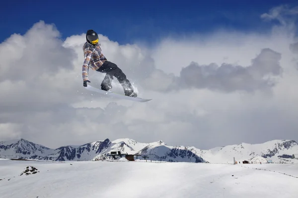 在山上搭滑雪板。极限运动. — 图库照片