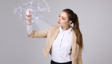 Geleceğin teknolojisi. Fütüristik arabirimiyle çalışan kadın