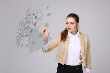 Geleceğin teknolojisi. Fütüristik arabirimiyle çalışan kadın