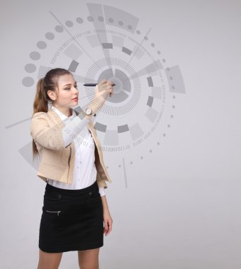 Geleceğin teknolojisi. Fütüristik arabirimiyle çalışan kadın