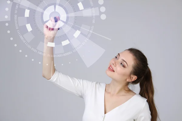 Tecnología del futuro. Mujer trabajando con interfaz futurista — Foto de Stock