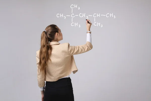 Хімік жінки показує молекулярну структуру — стокове фото