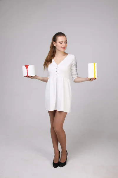 Ragazza in abito bianco con lattine di vernice in mano — Foto Stock