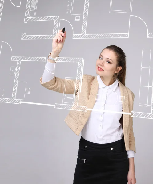 使用一个虚拟的公寓计划的女建筑师 — 图库照片