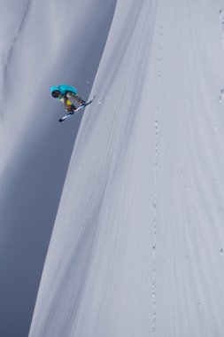 Dağlarda uçan snowboardcu. Sıra dışı spor.
