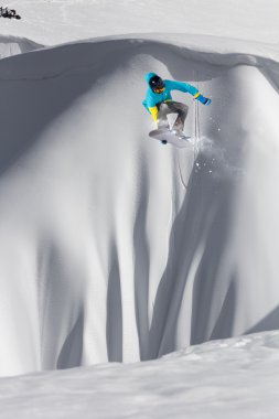 Dağlarda uçan snowboardcu. Sıra dışı spor.