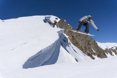 Dağlarda uçan snowboardcu. Sıra dışı spor.