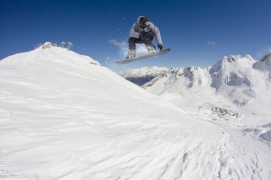 Dağlarda uçan snowboardcu. Sıra dışı spor.