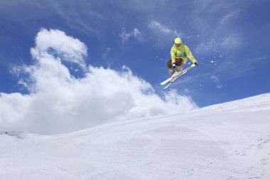 Dağlarda uçan kayakçı. Sıra dışı spor.