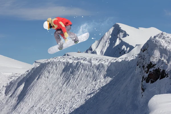 Ιπτάμενος snowboarder στα βουνά. Ακραίο άθλημα. — Φωτογραφία Αρχείου