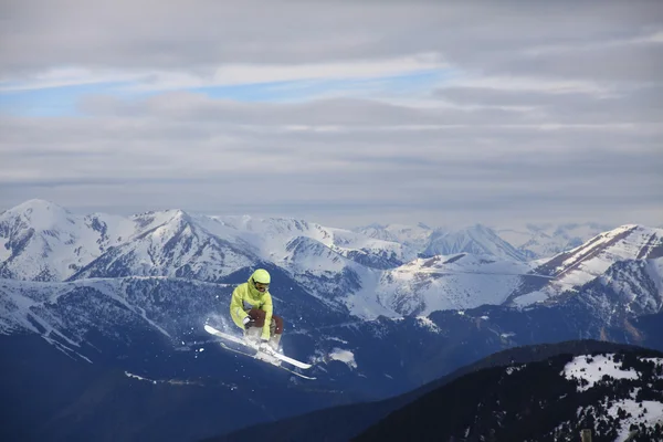Ιπτάμενος σκιέρ στα βουνά. Ακραίο άθλημα. — Φωτογραφία Αρχείου