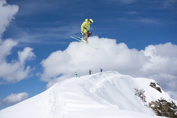 Flying skier on mountains. Extreme sport. — Stock Photo, Image