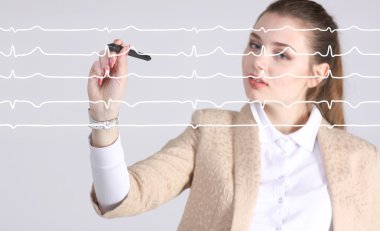 Doktor kadın ve kardiyogram hatları