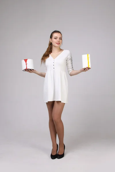 Menina de vestido branco segurando latas de tinta — Fotografia de Stock