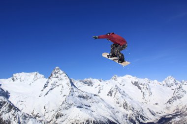 Dağlarda uçan snowboardcu. Sıra dışı spor.