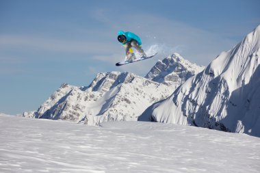 Dağlarda uçan snowboardcu. Sıra dışı spor.