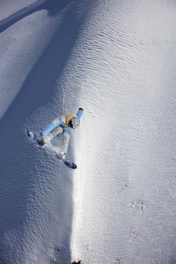 Dağlarda uçan snowboardcu. Sıra dışı spor.