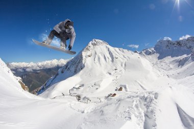 Dağlarda uçan snowboardcu. Sıra dışı spor.