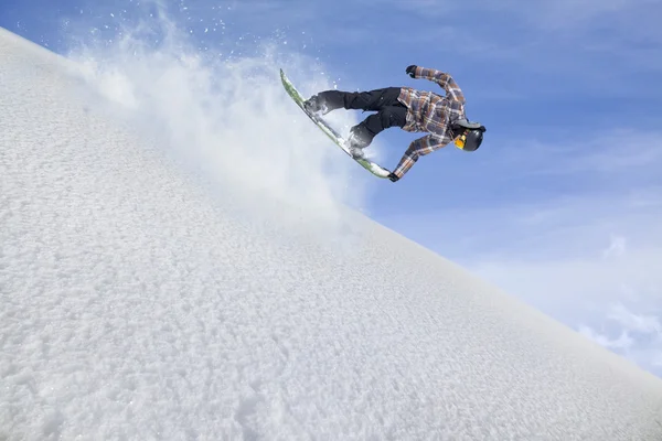 Flygande snowboardåkare på fjället. Extrem sport. — Stockfoto