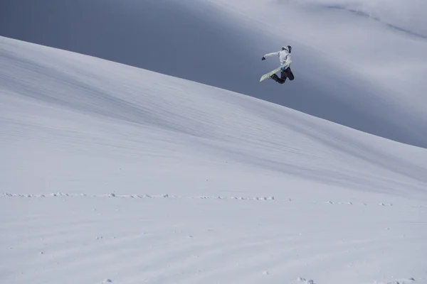 Ιπτάμενος snowboarder στα βουνά. Ακραίο άθλημα. — Φωτογραφία Αρχείου