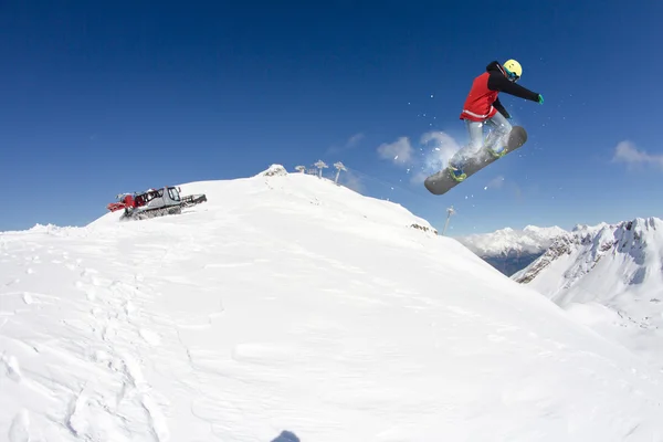 Fliegender Snowboarder auf den Bergen. Extremsport. — Stockfoto