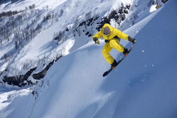 Flying snowboarder on mountains. Extreme sport. — Stock Photo, Image