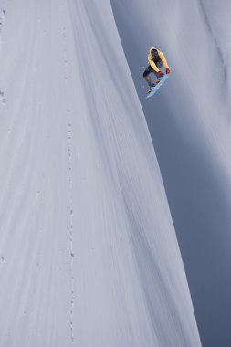 Dağlarda uçan snowboardcu. Sıra dışı spor.