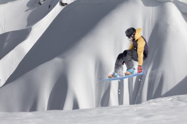 Dağlarda uçan snowboardcu. Sıra dışı spor.